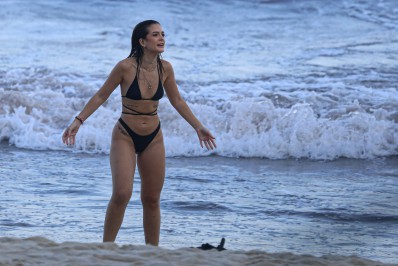 Mel Maia joga altinha e exibe corpão em tarde na praia