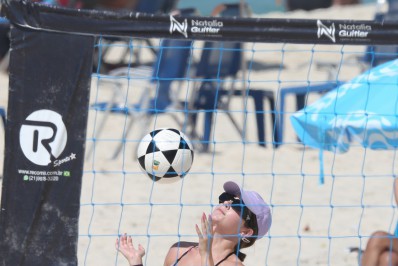 Jade Picon aproveita manhã de sol para jogar futevôlei em praia no Rio 