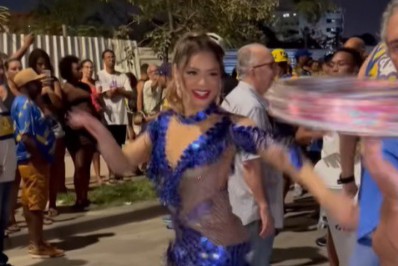 Lexa samba muito e deixa ensaio da Unidos da Tijuca com pé sangrando