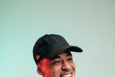 Rapper L7nnon se apresenta na Praia de João Francisco, em Quissamã, neste domingo (22)