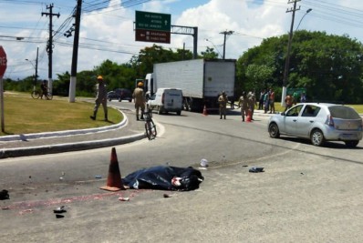 Motociclista morre após ser arrastado por caminhão em Araruama