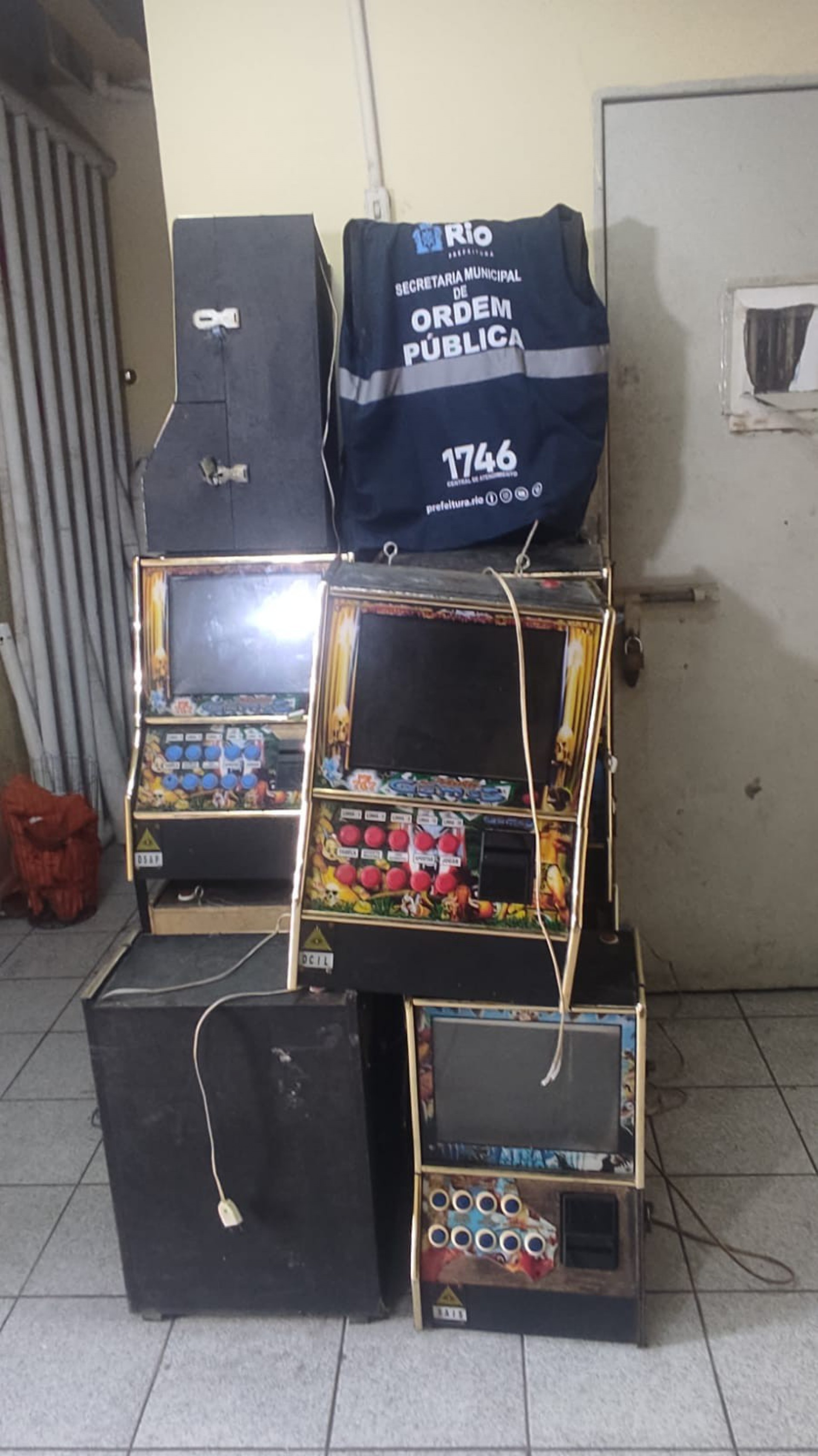 M&aacute;quinas ca&ccedil;a-n&iacute;queis apreendidas durante opera&ccedil;&atilde;o de fiscaliza&ccedil;&atilde;o no Centro d Rio