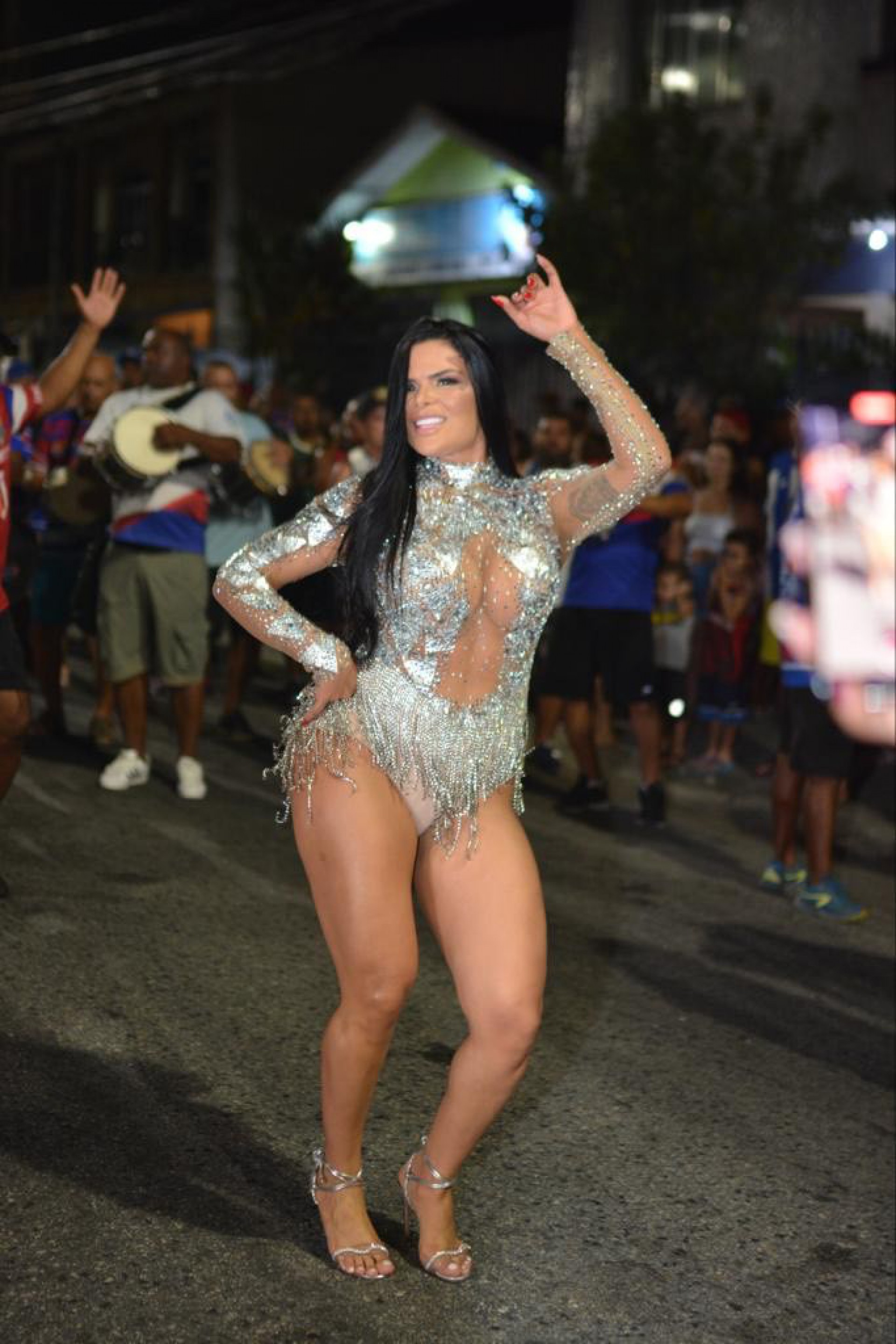 Juliana Souza arrasa em ensaio de rua da União da Ilha Jornal MEIA HORA -  Carnaval