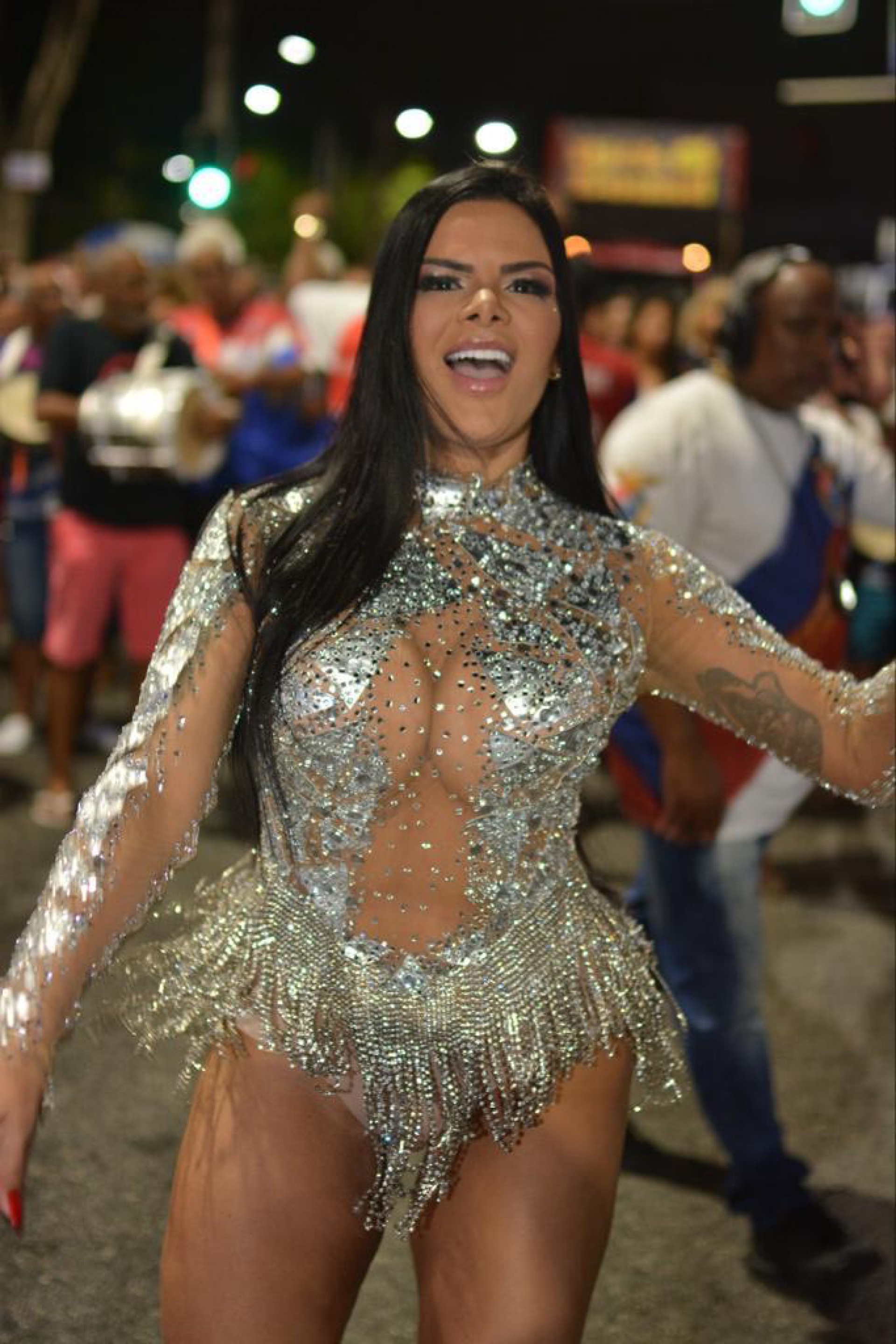 Juliana Souza arrasa em ensaio de rua da União da Ilha Jornal MEIA HORA -  Carnaval