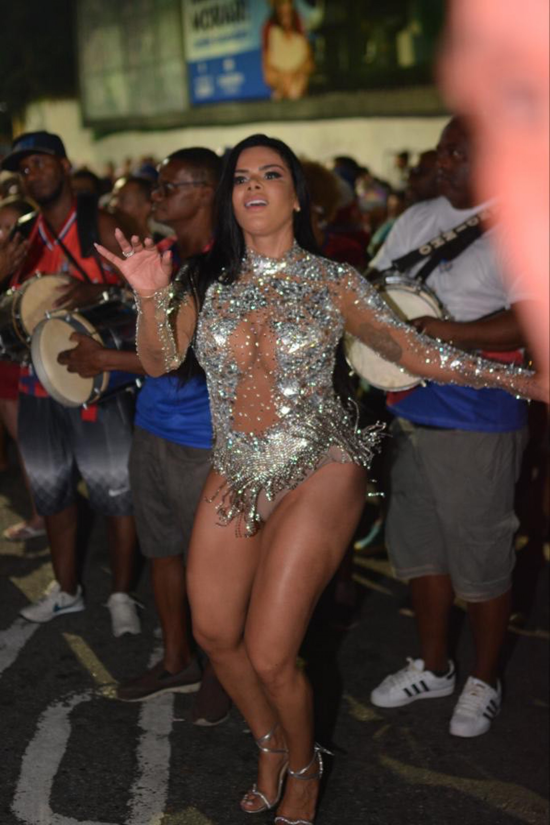 Juliana Souza arrasa em ensaio de rua da União da Ilha Jornal MEIA HORA -  Carnaval