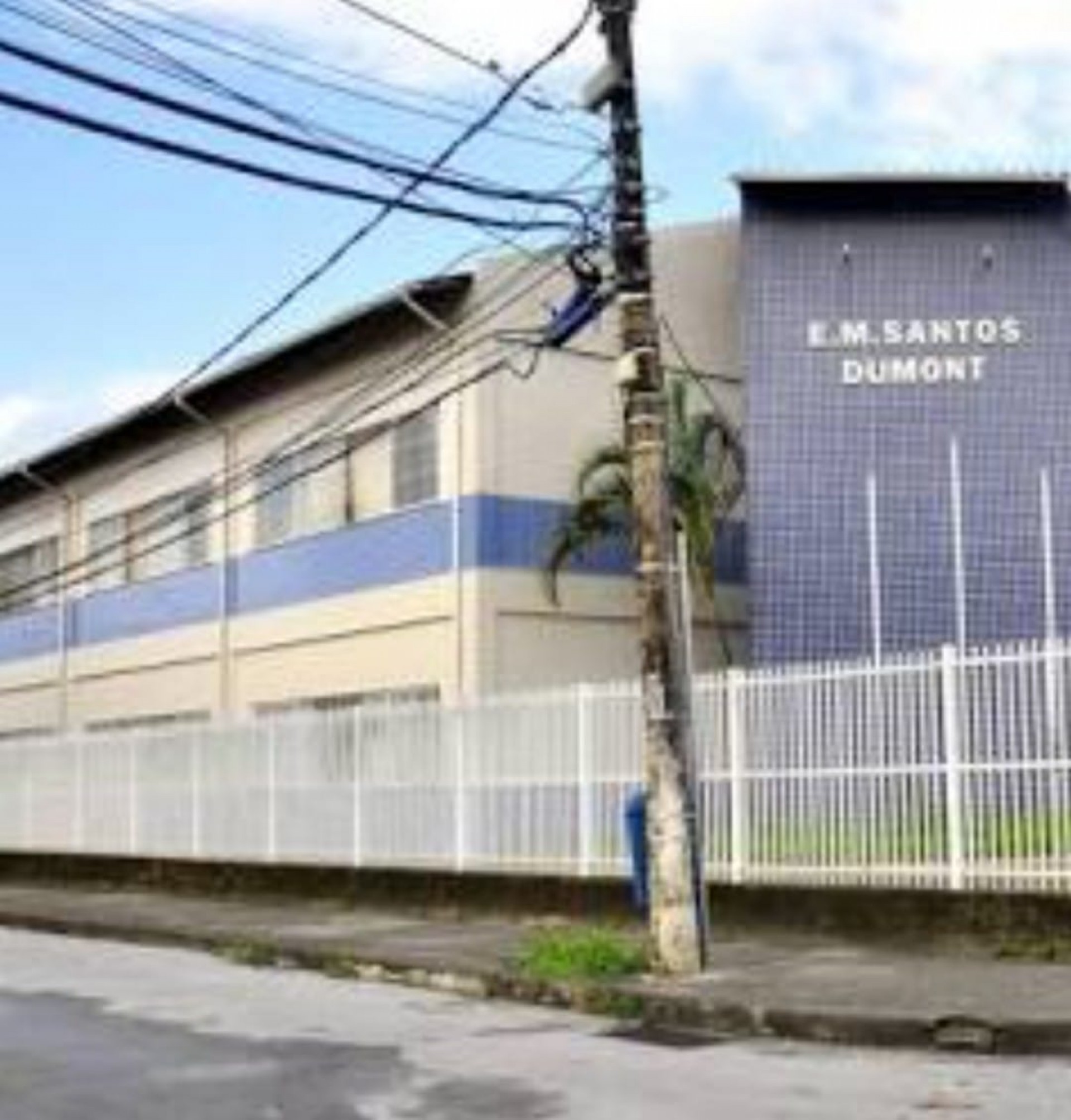Escola Municipal Santos Dumont onde o gamb&aacute; foi capturado pelo Corpo de Bombeiros.