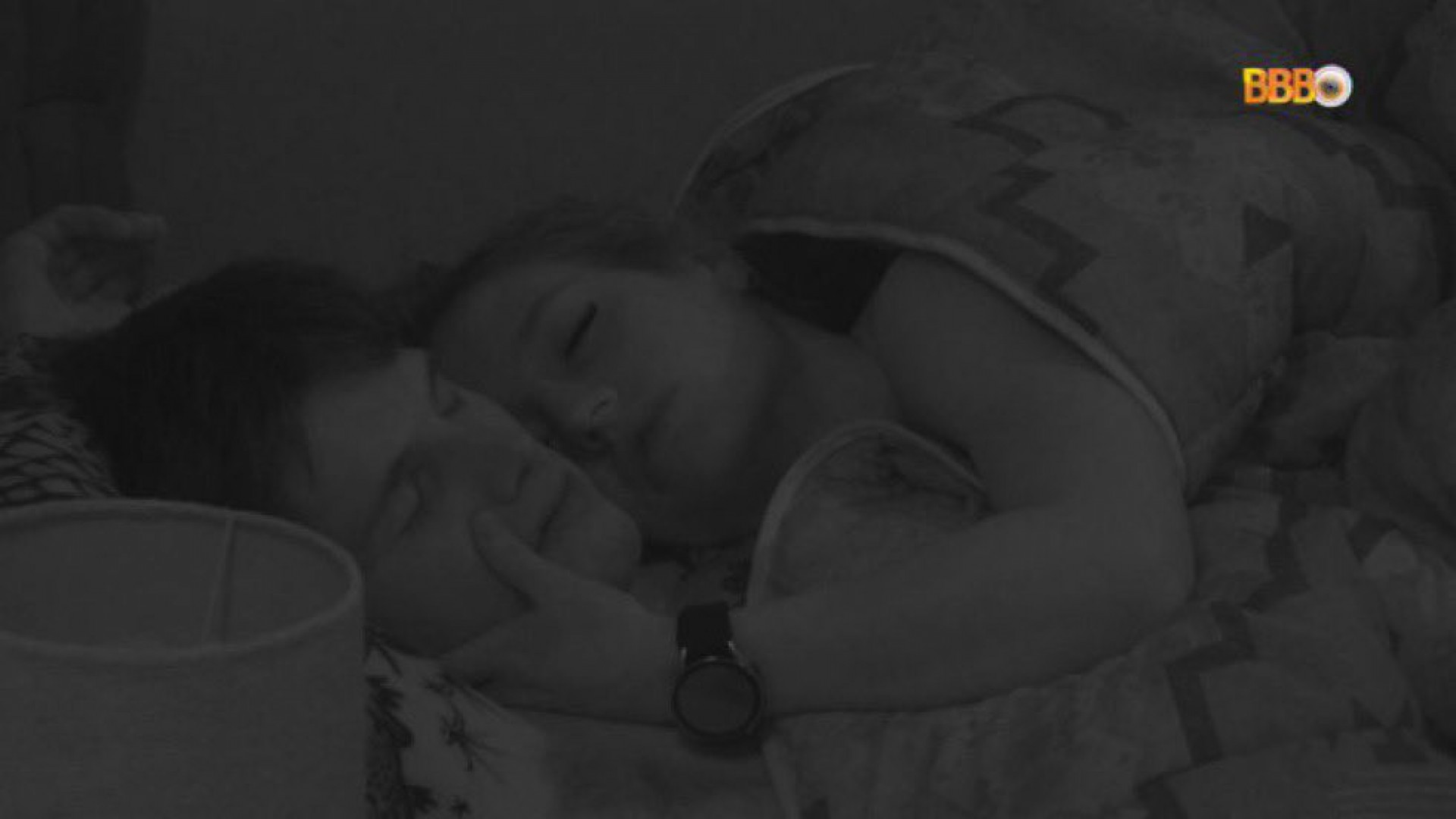 Depois de resistir, Bruna Griphao dormiu agarradinha com Gabriel - Reprodução