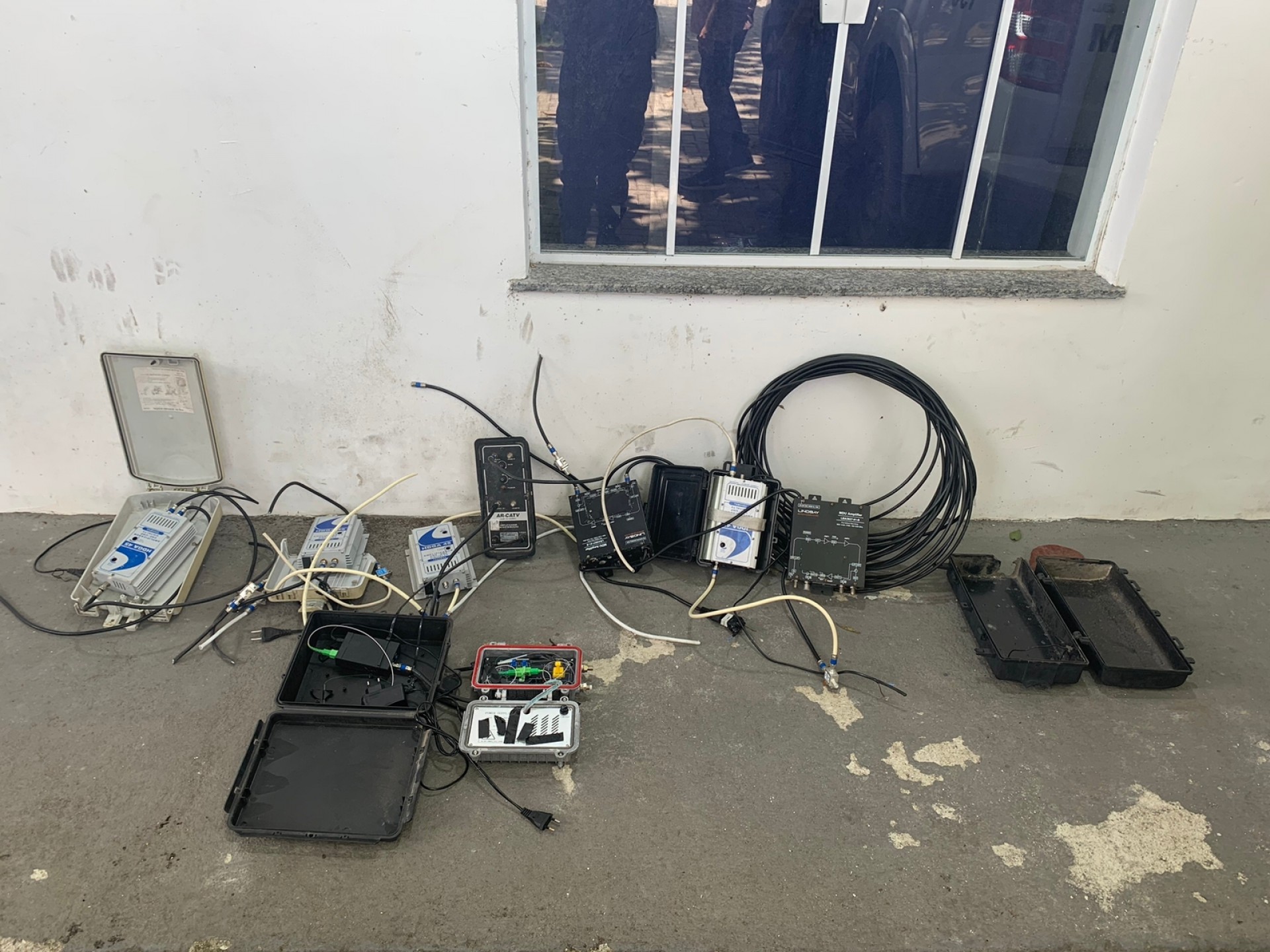 Agentes do 27º BPM (Santa Cruz) apreenderam um rádio transmissor com sete amplificadores de sinal, dois conversores de fibra coaxial e dez metros de fios, além de um carro - Divulgação/PMERJ