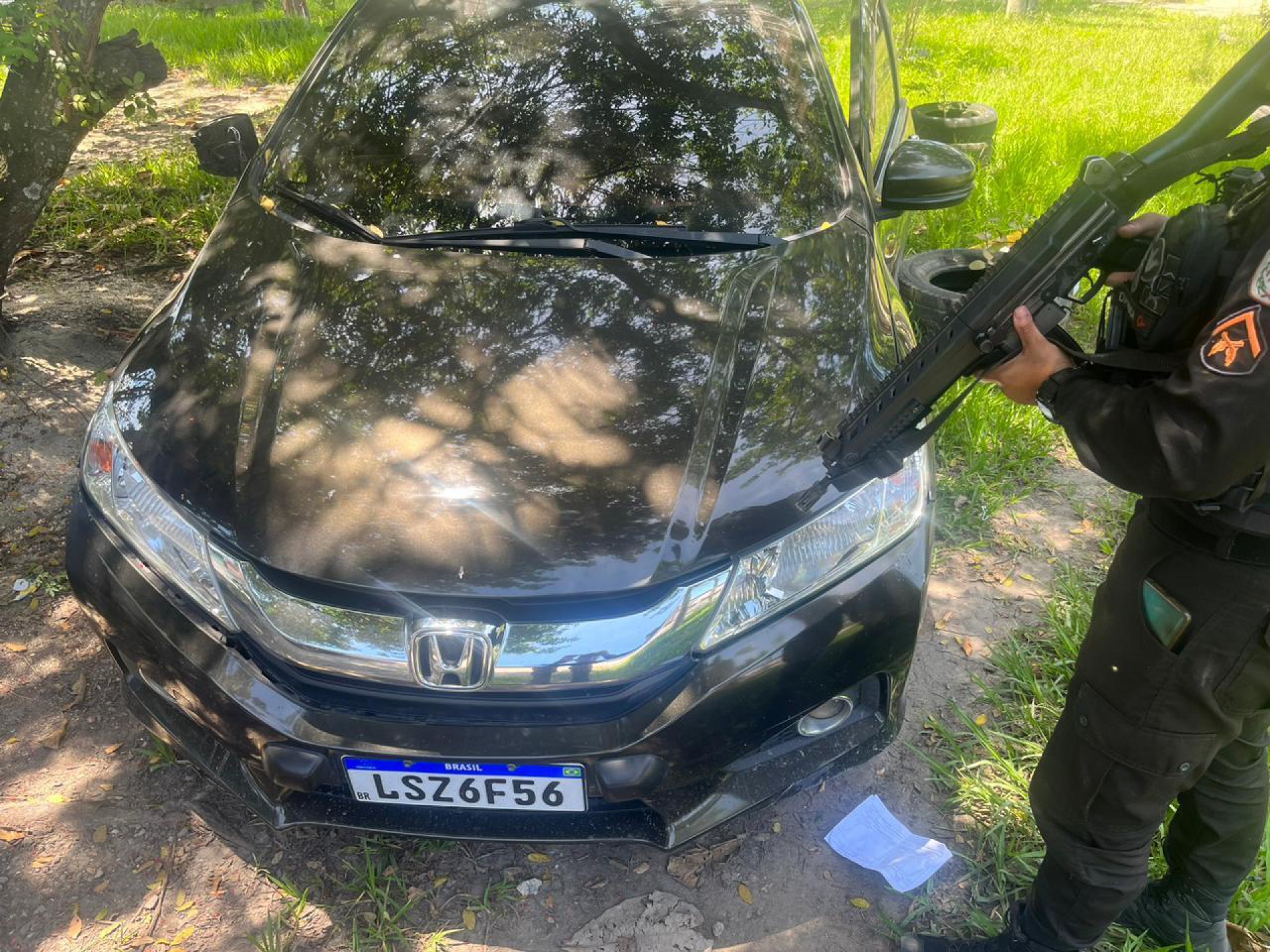 Agentes do 27º BPM (Santa Cruz) apreenderam um rádio transmissor com sete amplificadores de sinal, dois conversores de fibra coaxial e dez metros de fios, além de um carro - Divulgação/PMERJ