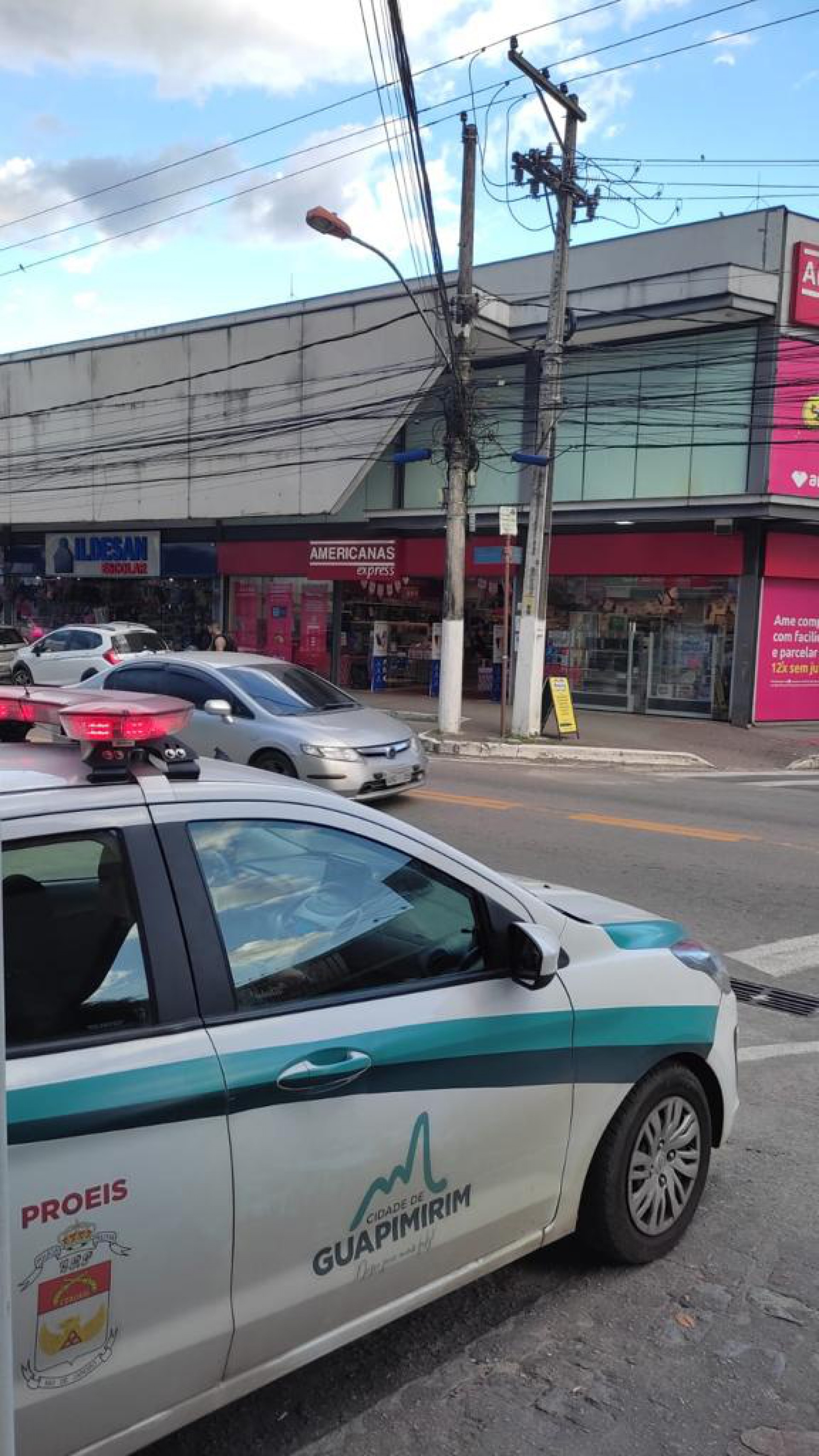 Viatura do Proeis faz a segurança em ruas onde há concentração de estabelecimentos comerciais