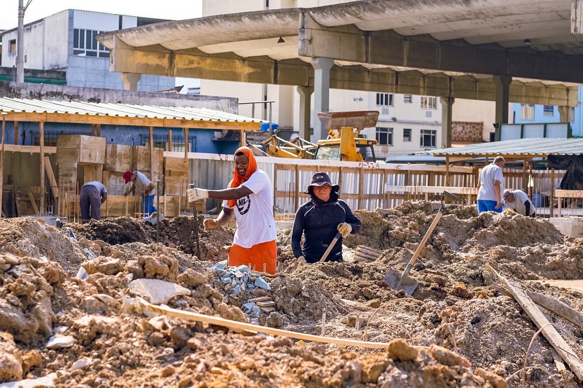 Funcion&aacute;rios trabalhando na obra inicial do novo teatro municipal, localizado ao lado da rodovi&aacute;ria, entre a Avenida Get&uacute;lio de Moura e a Rua Frei Ludolf, no Centro - Divulga&ccedil;&atilde;o / PMN