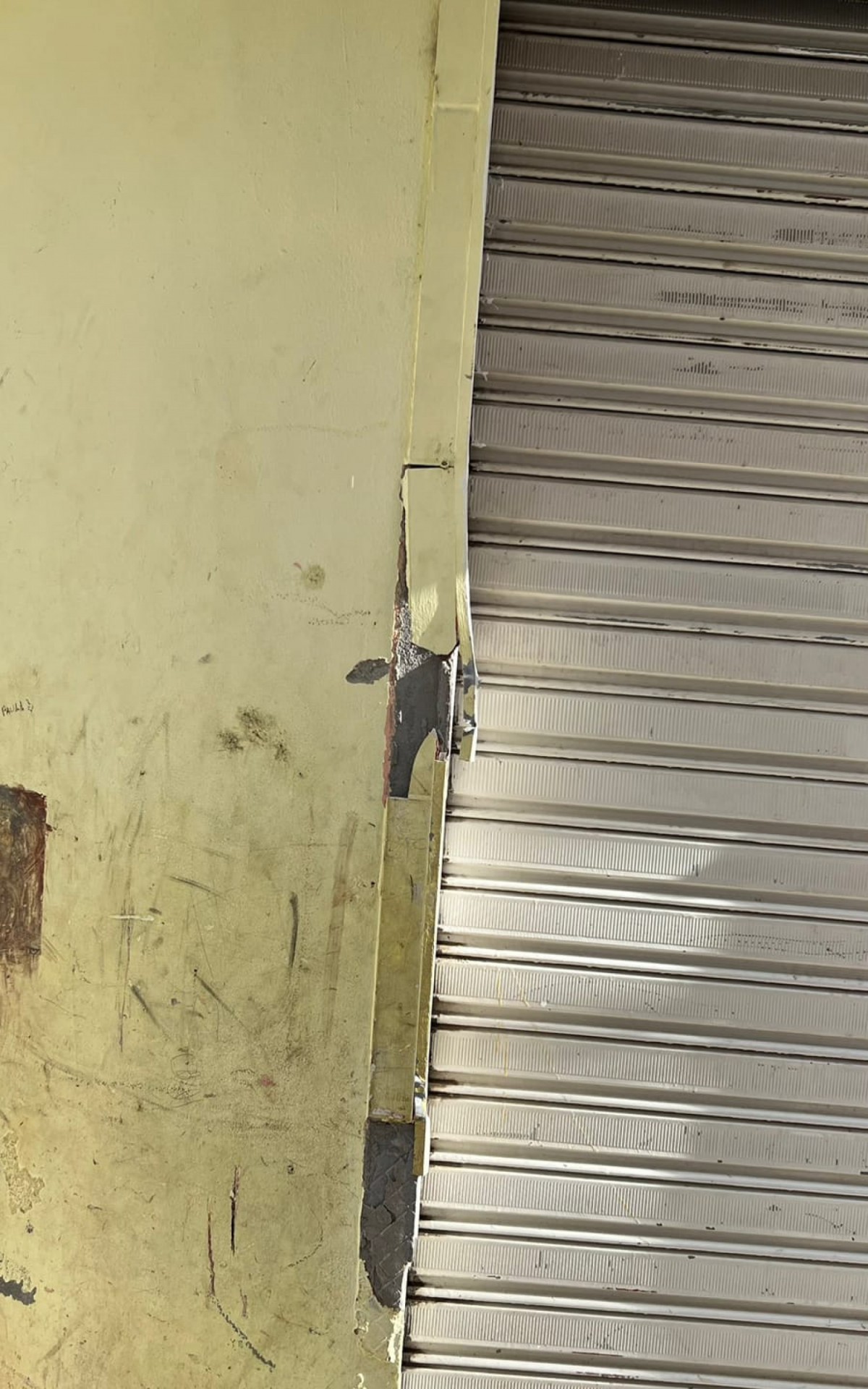 Casas de moradores foram atingidas por balas perdidas durante o intenso tiroteio na Gardênia Azul - Rede Social