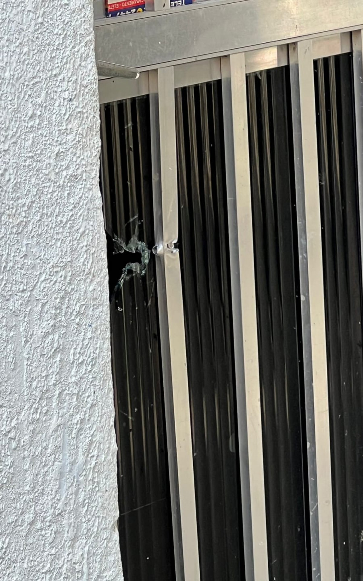 Casas de moradores foram atingidas por balas perdidas durante o intenso tiroteio na Gardênia Azul - Rede Social