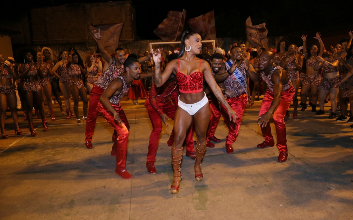 Musa do Salgueiro, Rebecca samba muito em primeiro ensaio do ano
