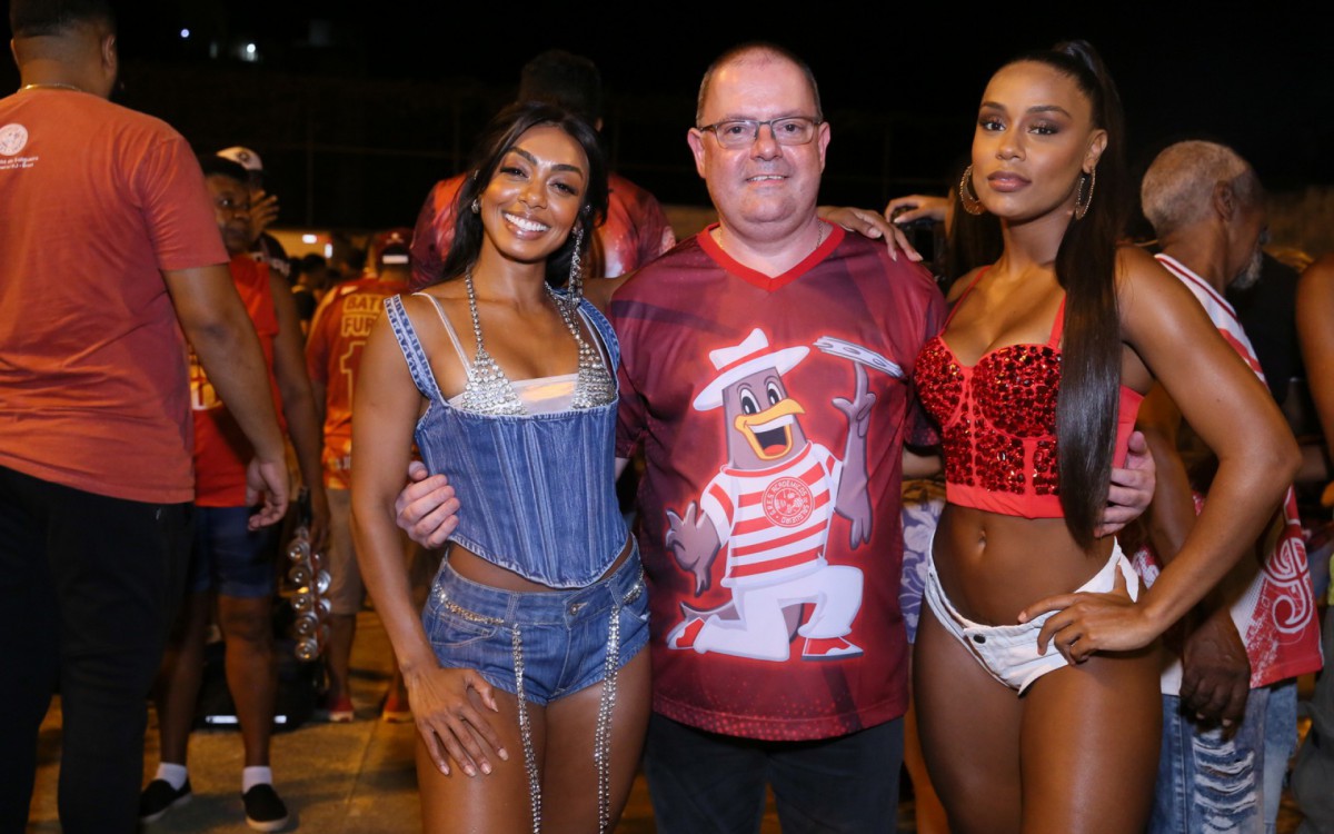 Dandara Mariana e Rebecca posam com o presidente do Salgueiro, Andr&eacute; Vaz