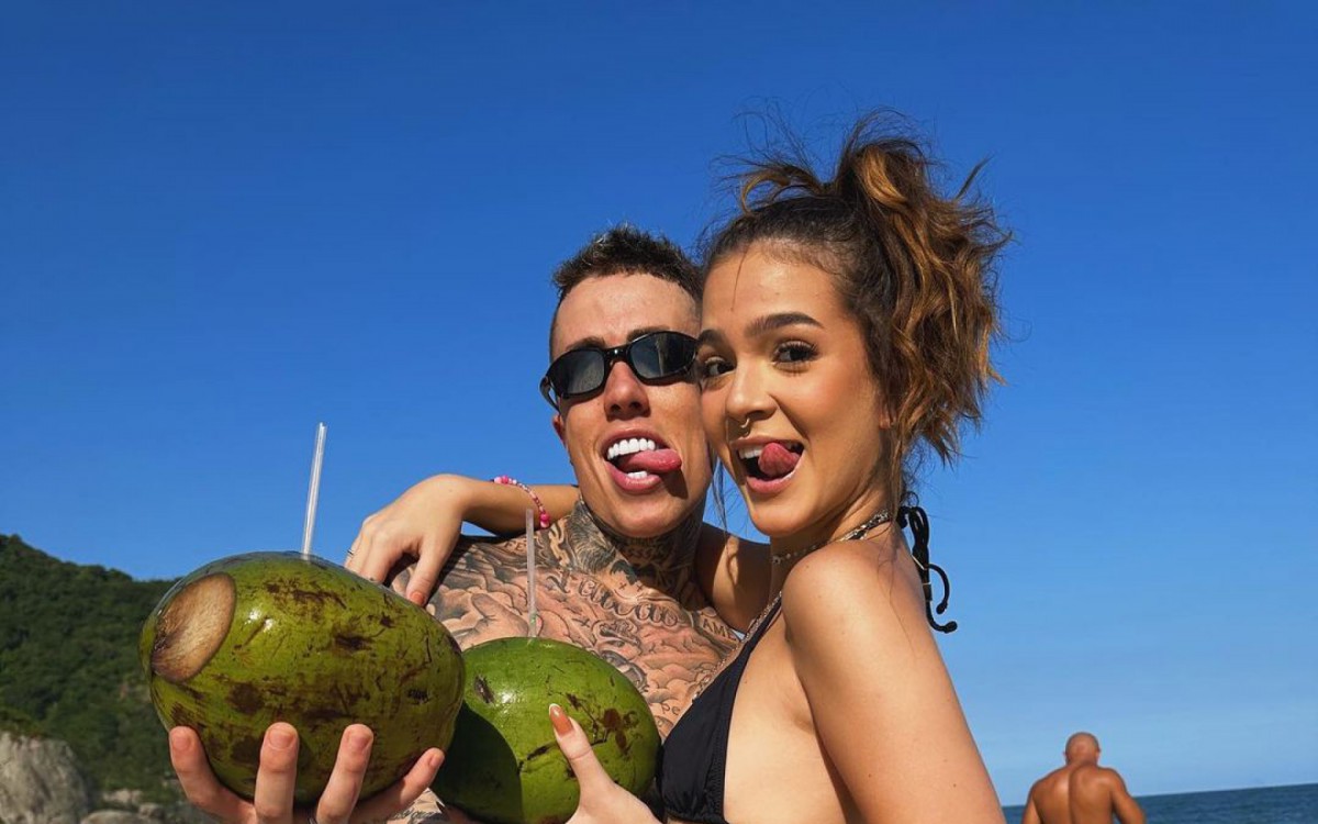 Mel Maia e MC Daniel curtem dia na praia