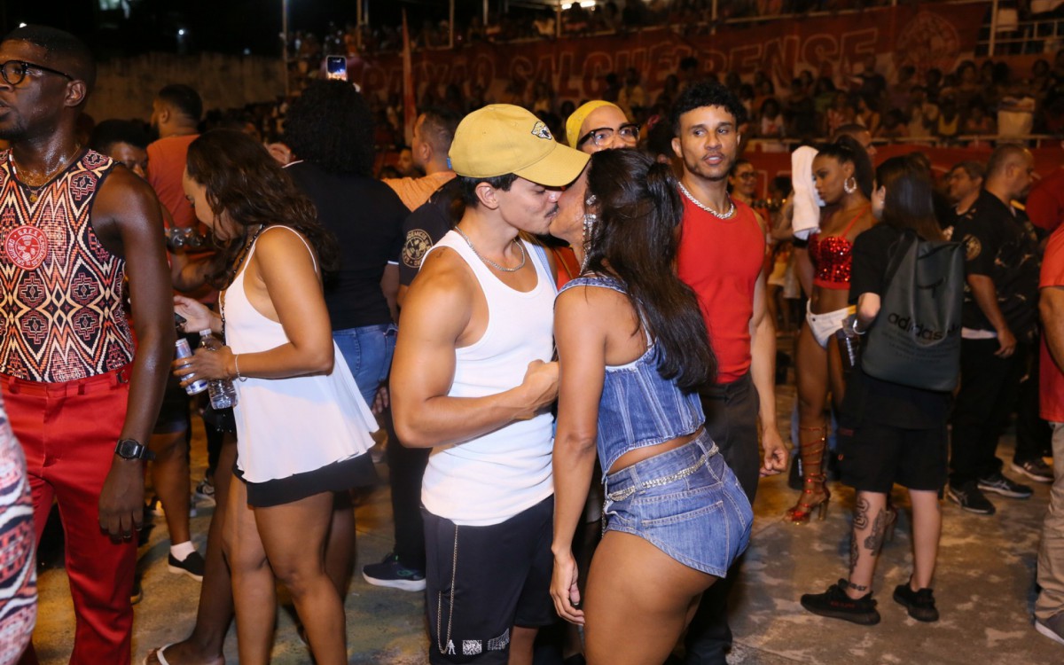 Dandara Mariana posa com o namorado, Dhon