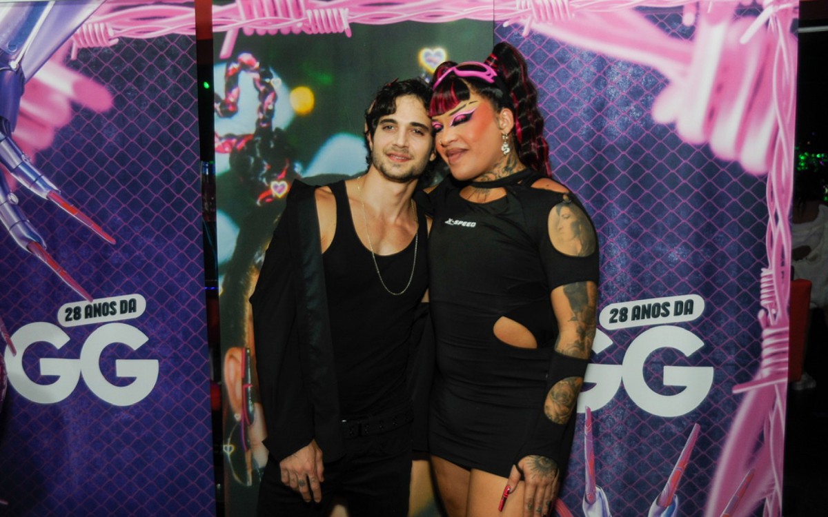 Fiuk prestigia anivers&aacute;rio de Gloria Groove 