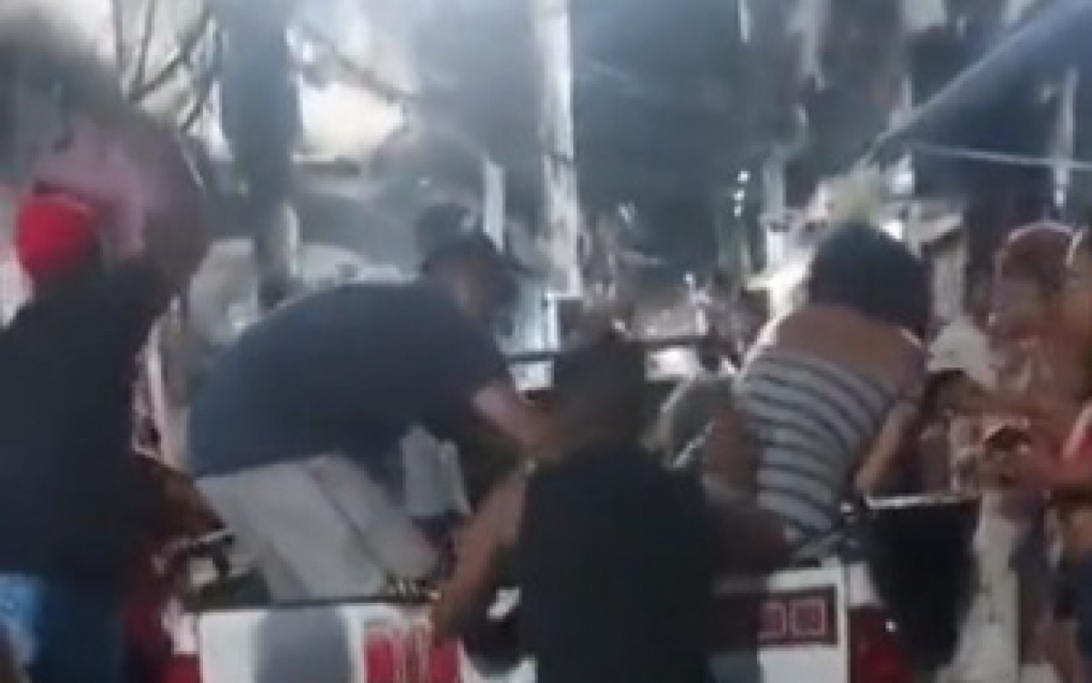 Moradora atingida na troca de tiros &eacute; adolescente de 17 anos