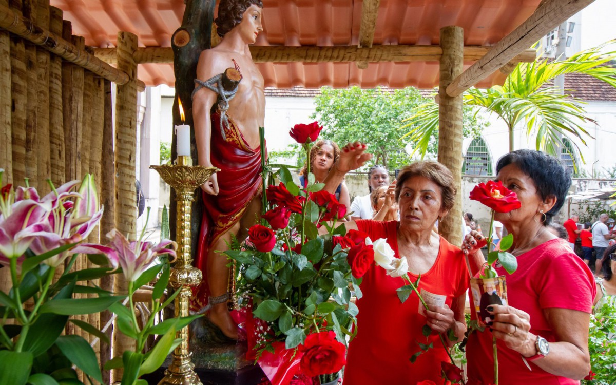 Fi&eacute;is v&atilde;o &agrave; missa na Igreja dos Capuchinhos, na Tijuca, no dia de S&atilde;o Sebasti&atilde;o
