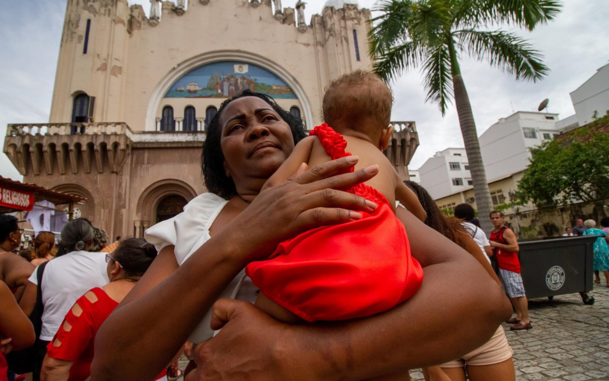 Dom Orani Tempesta celebra a missa do padroeiro da cidade do Rio de Janeiro, S&atilde;o Sebasti&atilde;o, na igreja dos Capuchinhos, na Tijuca zona Norte do Rio de Janeiro, manh&atilde; desta sexta-feira (20). Na foto, Ana Paula Gon&ccedil;alves, 52 anos.