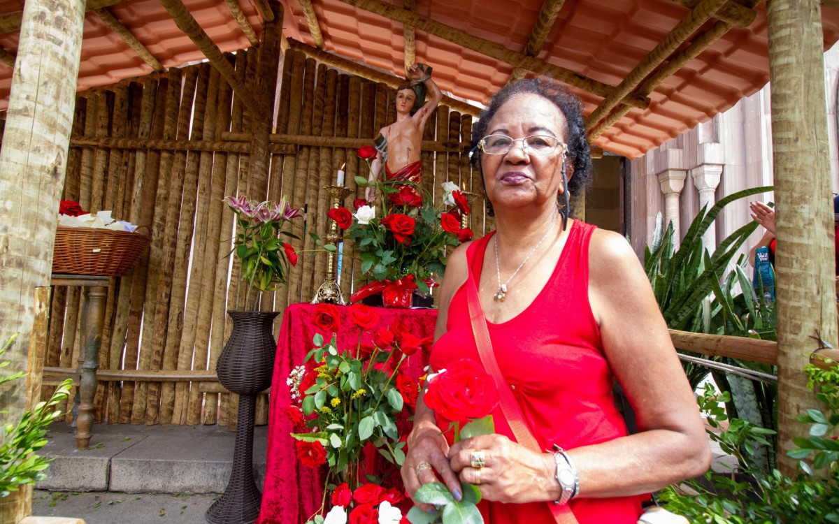 Dom Orani Tempesta celebra a missa do padroeiro da cidade do Rio de Janeiro, S&atilde;o Sebasti&atilde;o, na igreja dos Capuchinhos, na Tijuca zona Norte do Rio de Janeiro, manh&atilde; desta sexta-feira (20). Na foto, Benedita Nunes Pereira, 74 anos.
