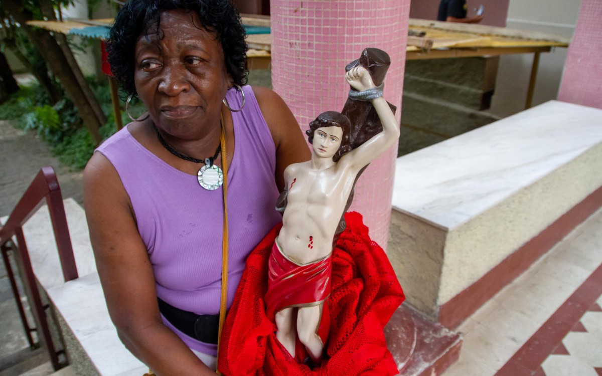 Dom Orani Tempesta celebra a missa do padroeiro da cidade do Rio de Janeiro, S&atilde;o Sebasti&atilde;o, na igreja dos Capuchinhos, na Tijuca zona Norte do Rio de Janeiro, manh&atilde; desta sexta-feira (20). Na foto, Vera L&uacute;cia da Silva, 65 anos.