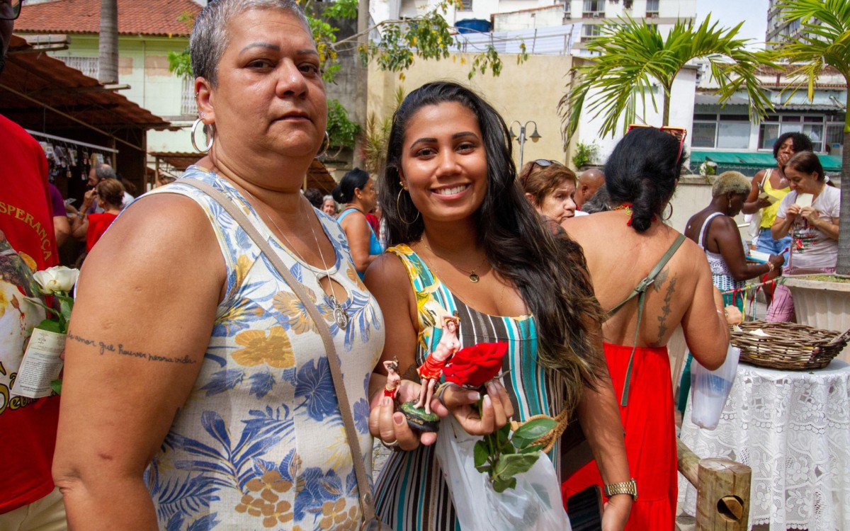 Ruth Santos, 61 anos, com a filha Lorena dos Santos, 27, v&atilde;o todo ano &agrave; Bas&iacute;lica no dia de S&atilde;o Sebasti&atilde;o - &Eacute;rica Martin/ Ag&ecirc;ncia O Dia