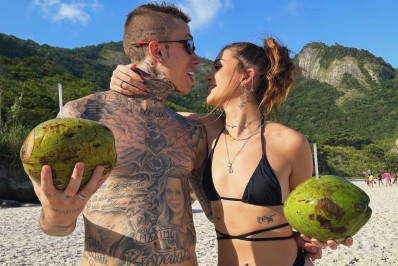 O amor está no ar! Mel Maia se declara para MC Daniel em dia ensolarado na praia