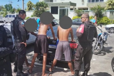 Ação conjunta entre GM e PM detém 19 flanelinhas na orla da Praia do Forte, em Cabo Frio