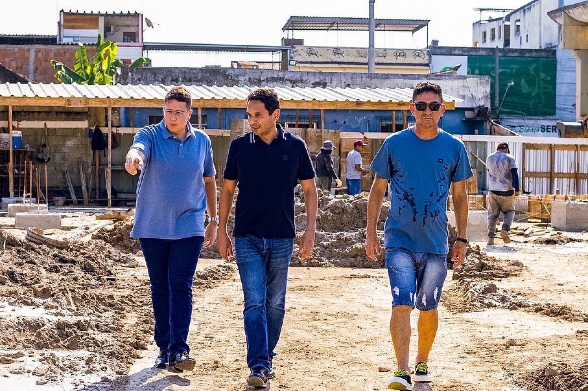 O prefeito Abra&atilde;ozinho David, o secret&aacute;rio de Cultura Ant&ocirc;nio Carlos e o vereador Fl&aacute;vio Vergueiro, visitaram as obras iniciais do futuro Teatro Municipal - Divulga&ccedil;&atilde;o