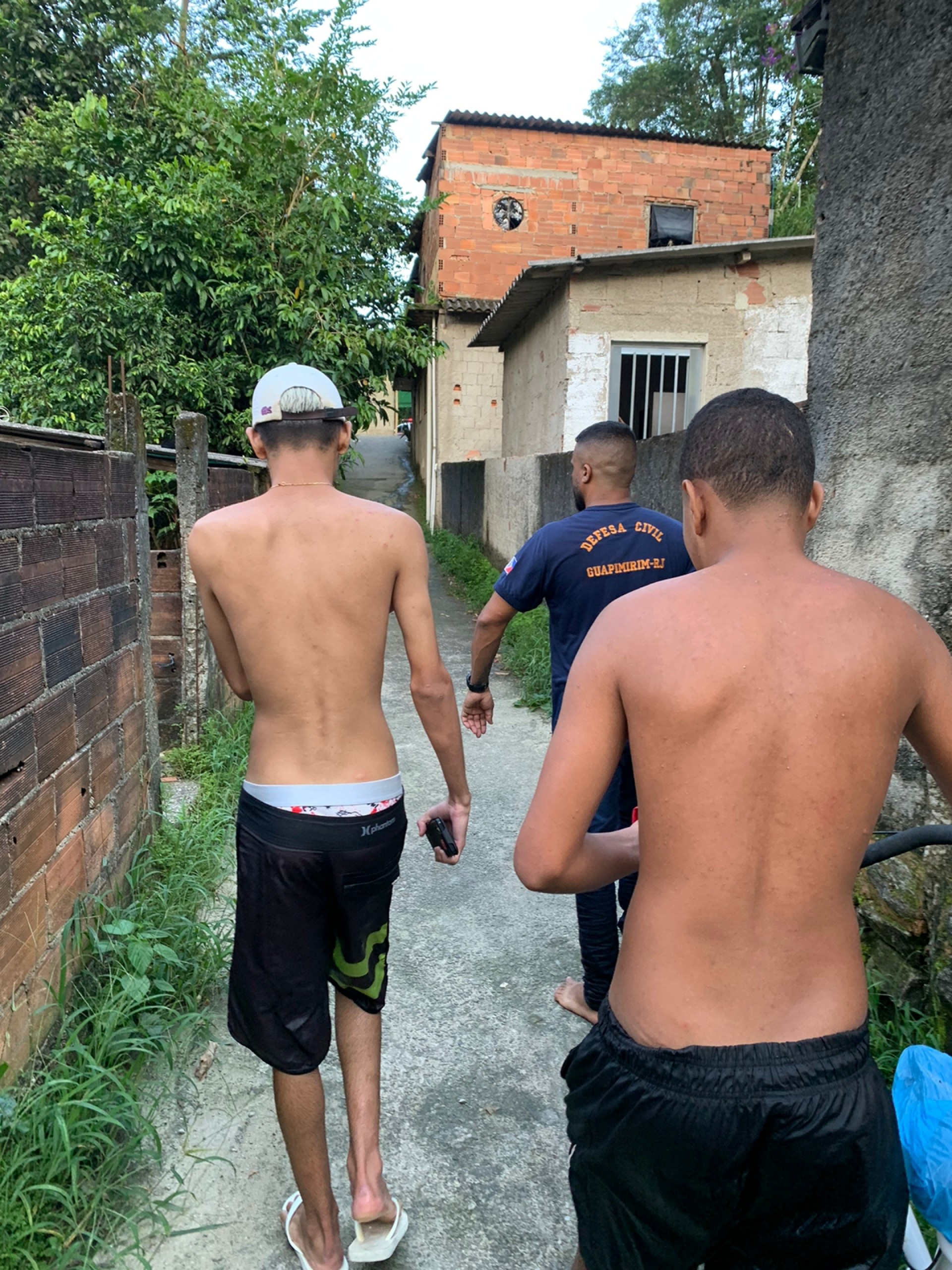 Momento em que os adolescentes s&atilde;o levados at&eacute; em casa pelos socorristas da Defesa Civil