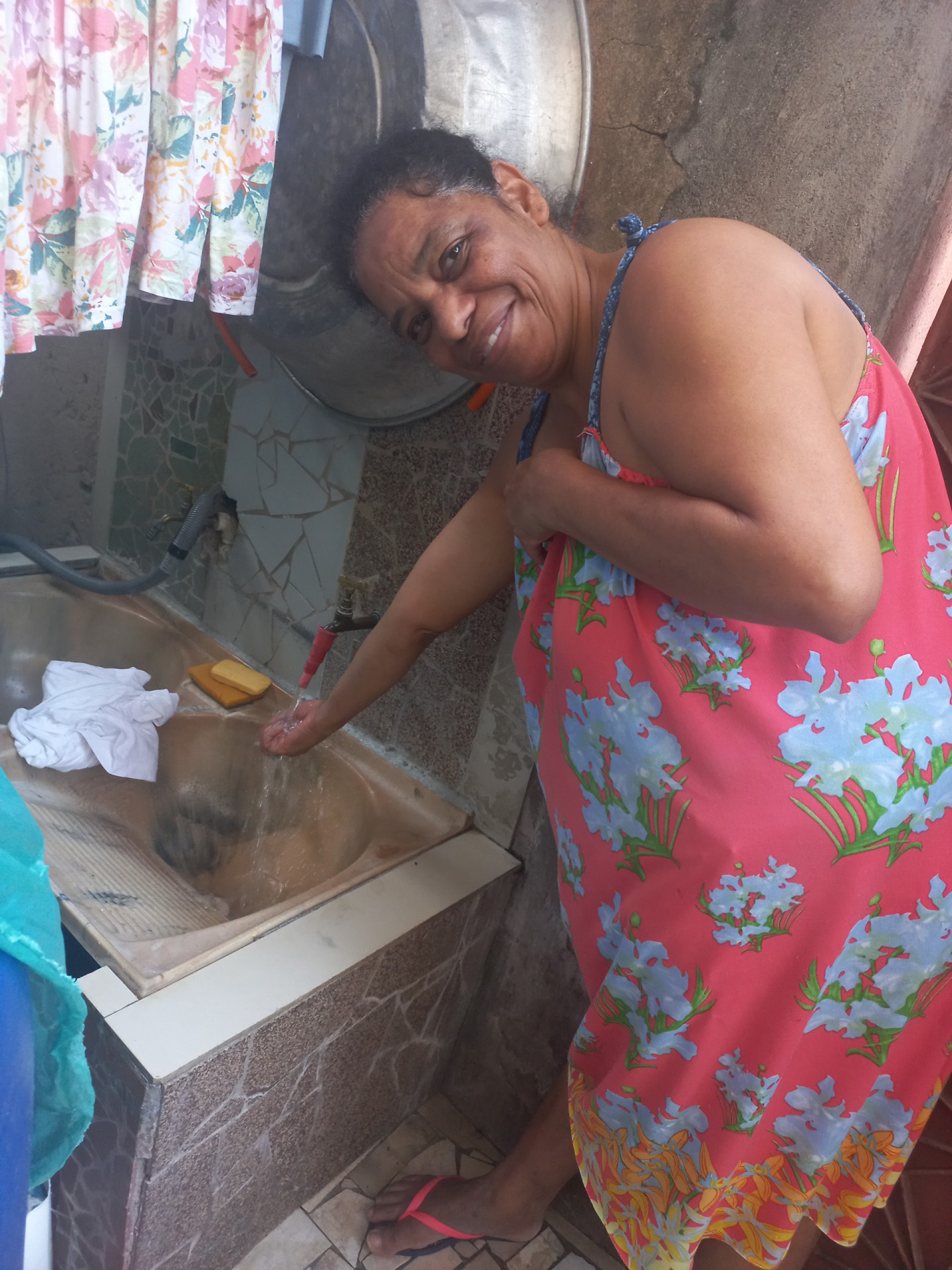 A moradora Dalva Janu&aacute;rio dos Anjos, de 53 anos, agradeceu o reparo e retorno da &aacute;guas nas torneiras - Divulga&ccedil;&atilde;o