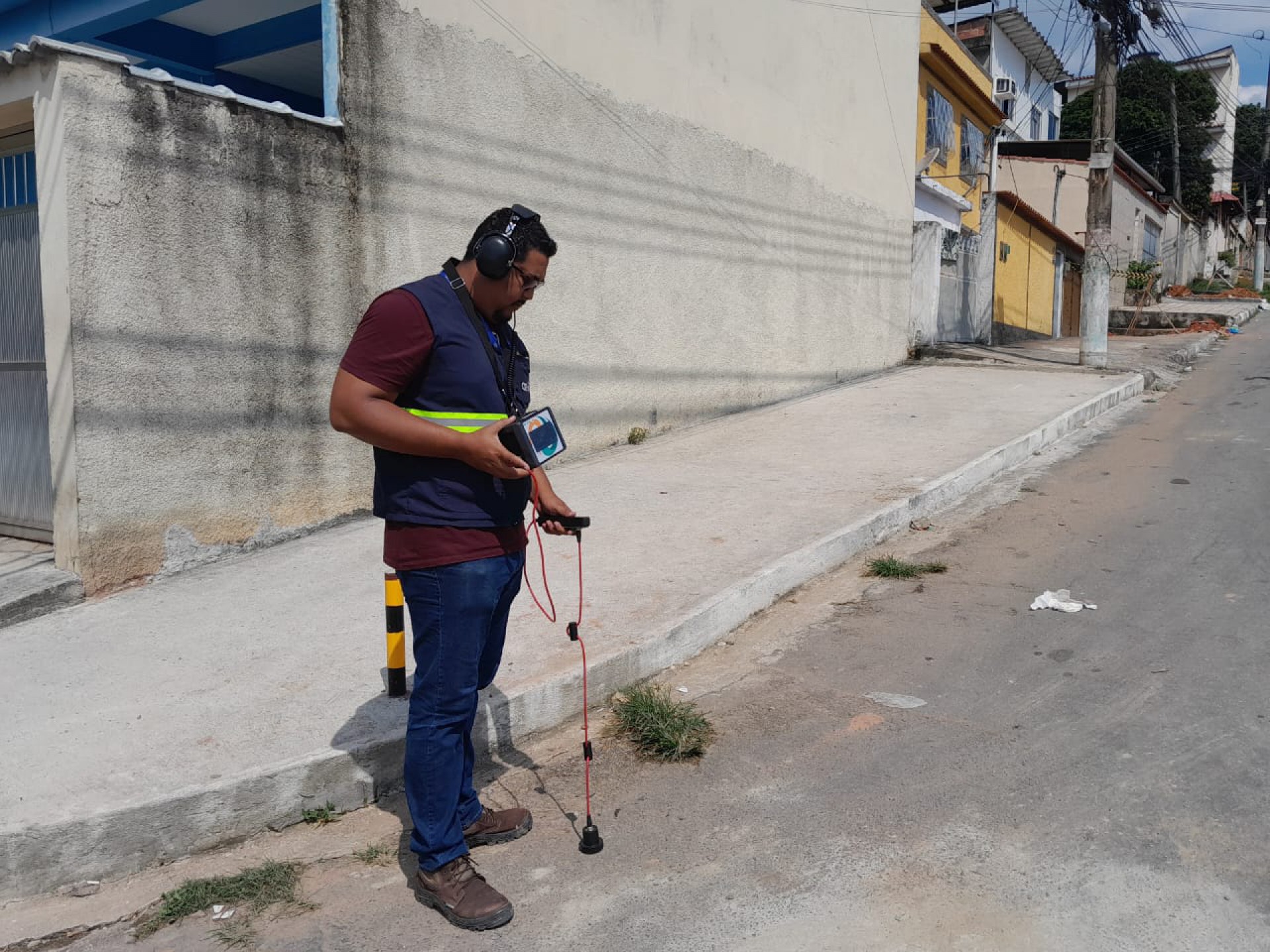 O supervisor Osiel realizando sondagem de vazamentos com o equipamento Geofone, ultrassensível a sons - Divulgação