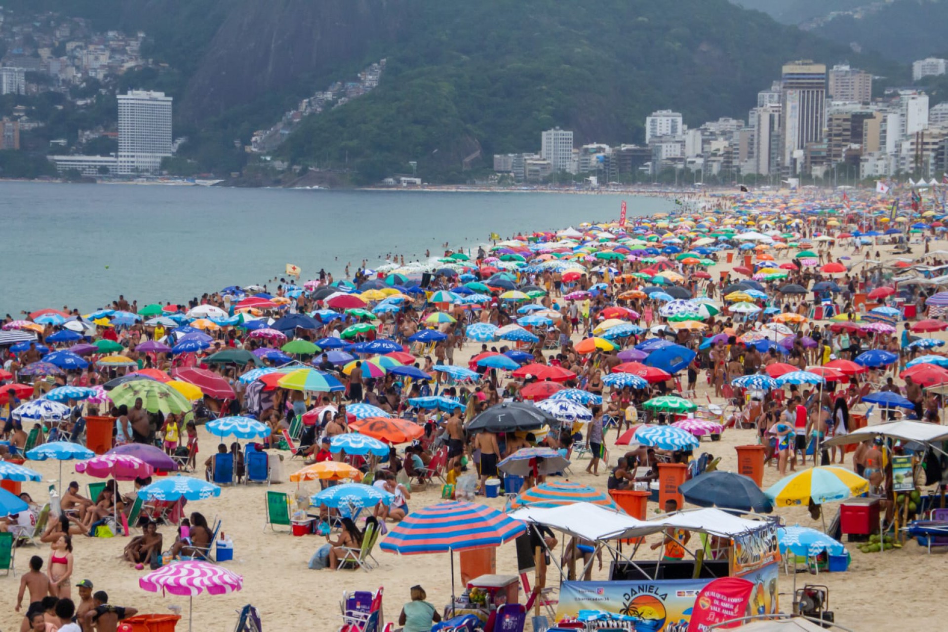 Movimentação de banhistas na orla de Copacabana zona sul do Rio de Janeiro, na tarde dessa sexta-feira (20) - Érica Martin/Agência O Dia