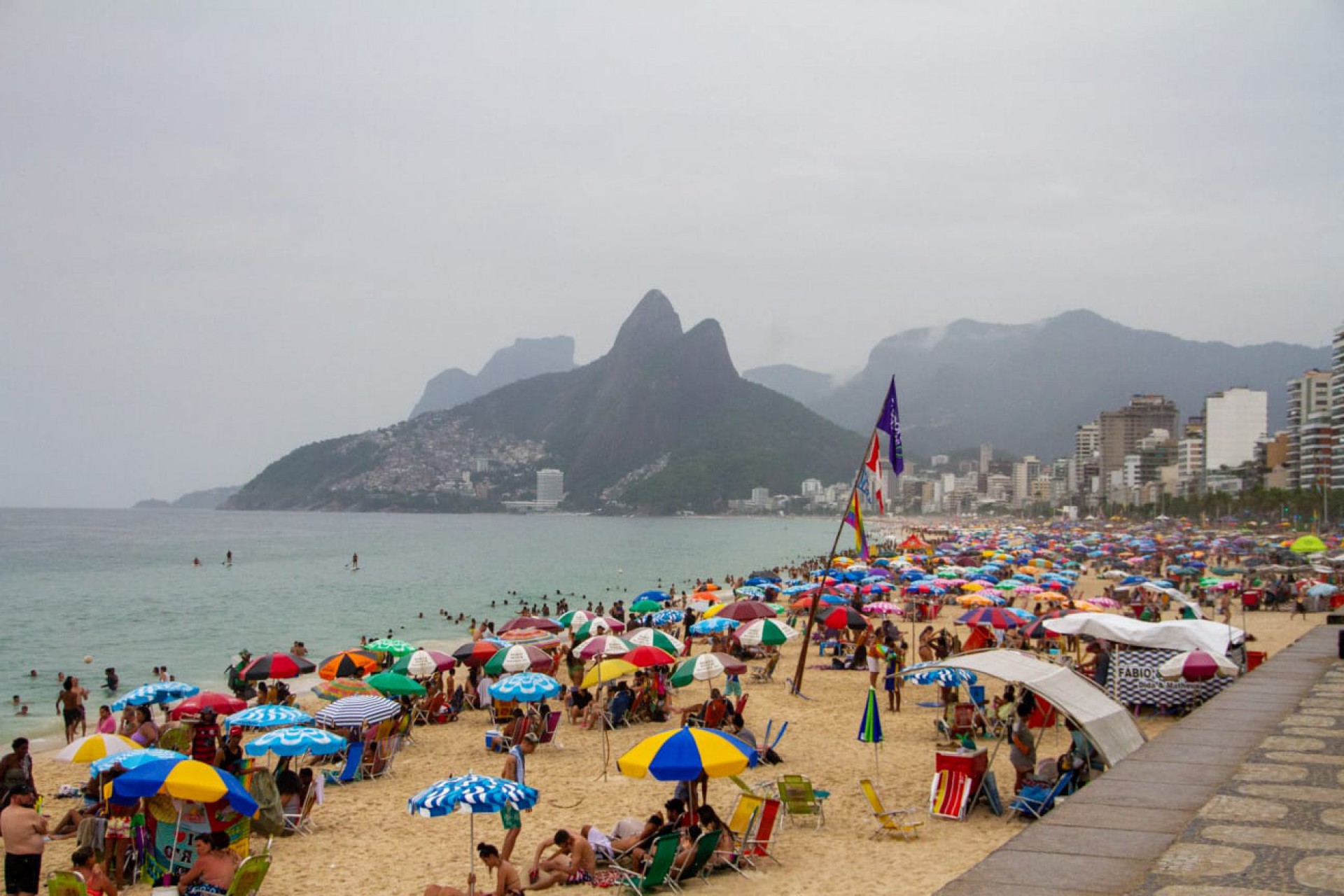 Com chuva e temperaturas altas, cariocas vão à praia - Érica Martin/Agência O Dia