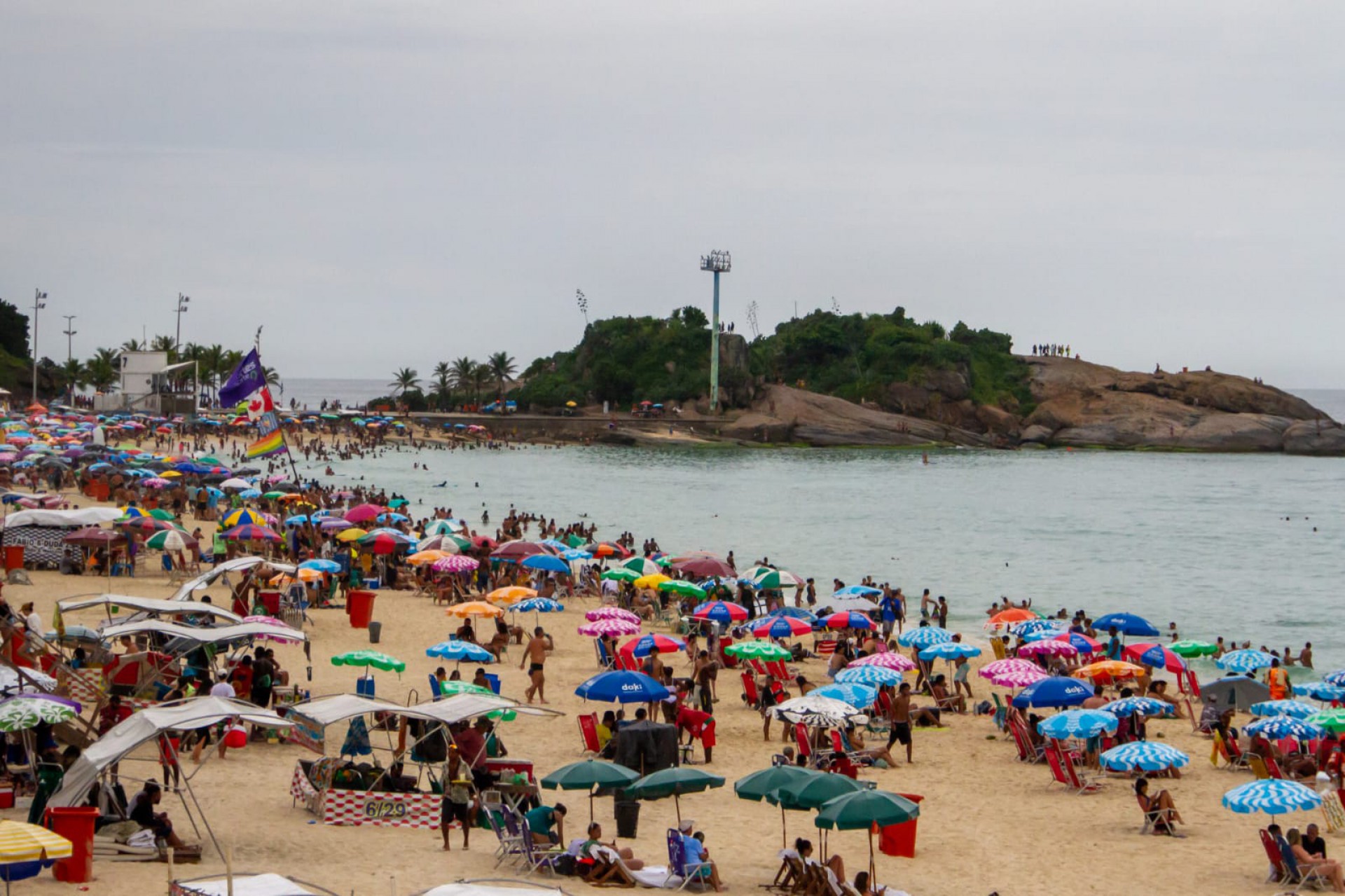 Mesmo com chuva, turistas e cariocas permanecem na praia - Érica Martin/Agência O Dia