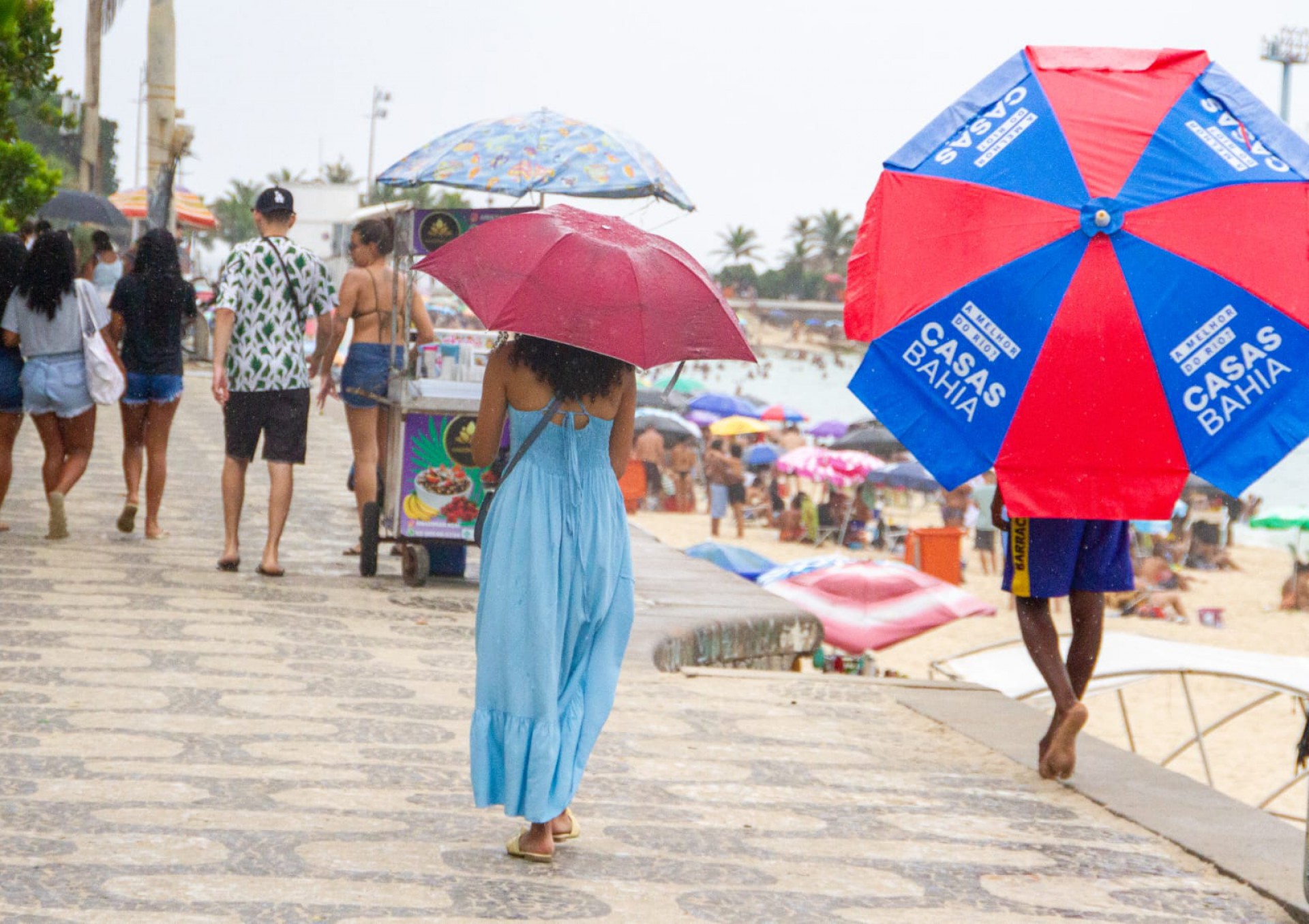 Com chuva e temperaturas altas, cariocas vão à praia - Érica Martin/Agência O Dia