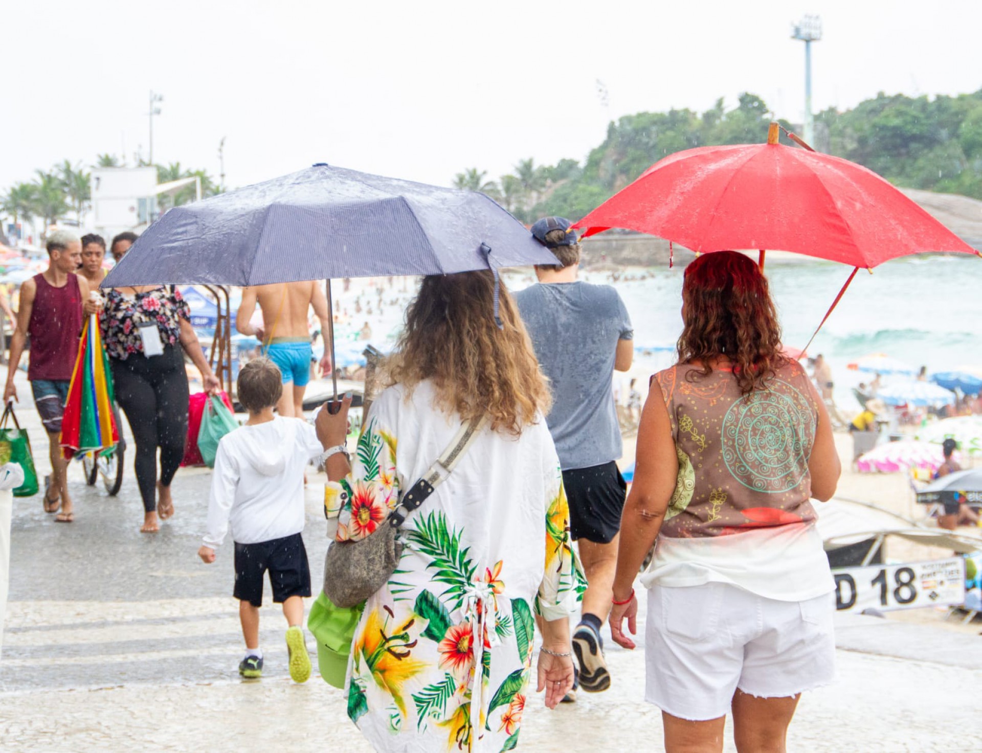 Com chuva e temperaturas altas, cariocas vão à praia - Érica Martin/Agência O Dia