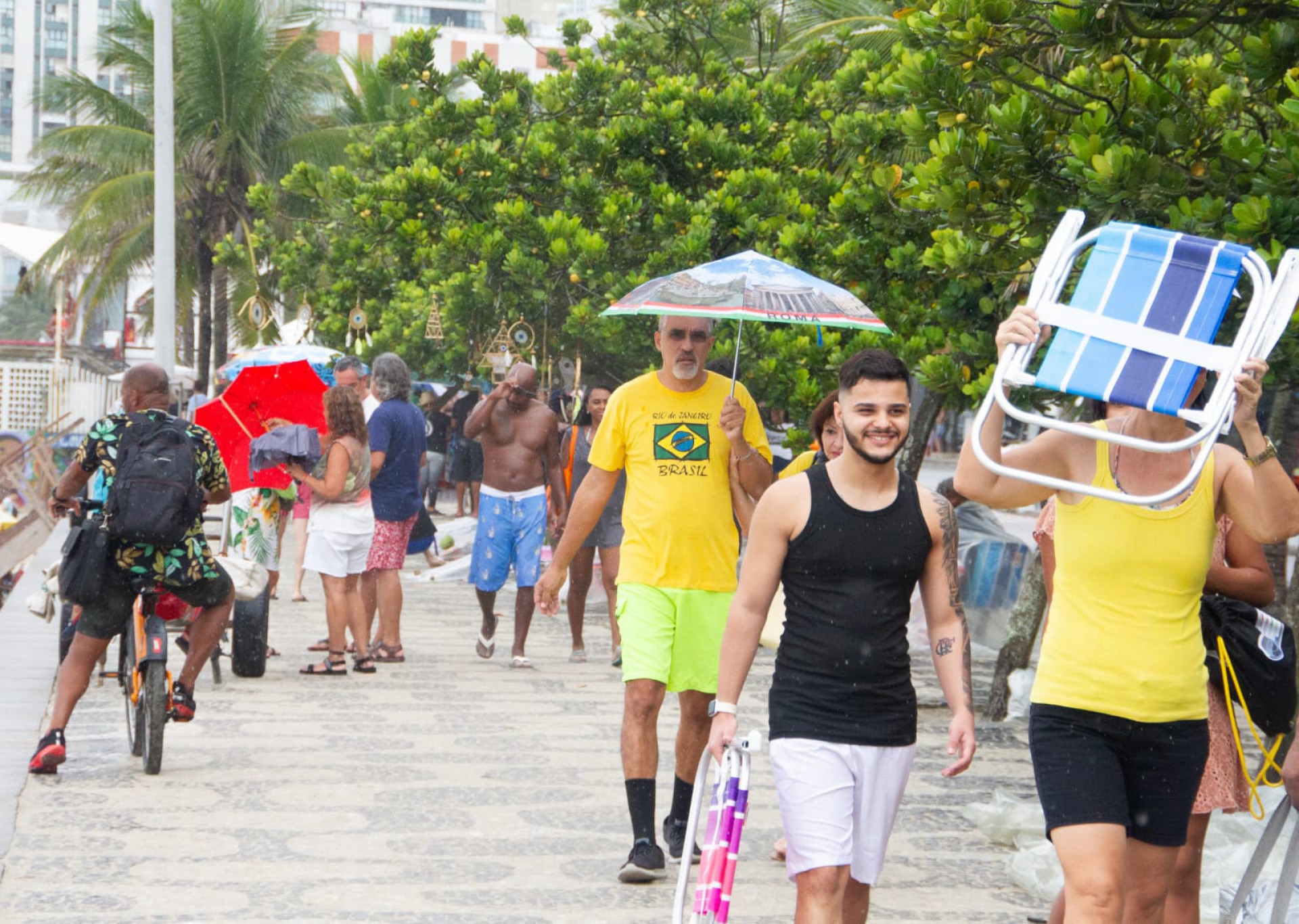 Mesmo com chuva, turistas e cariocas permanecem na praia - Érica Martin/Agência O Dia