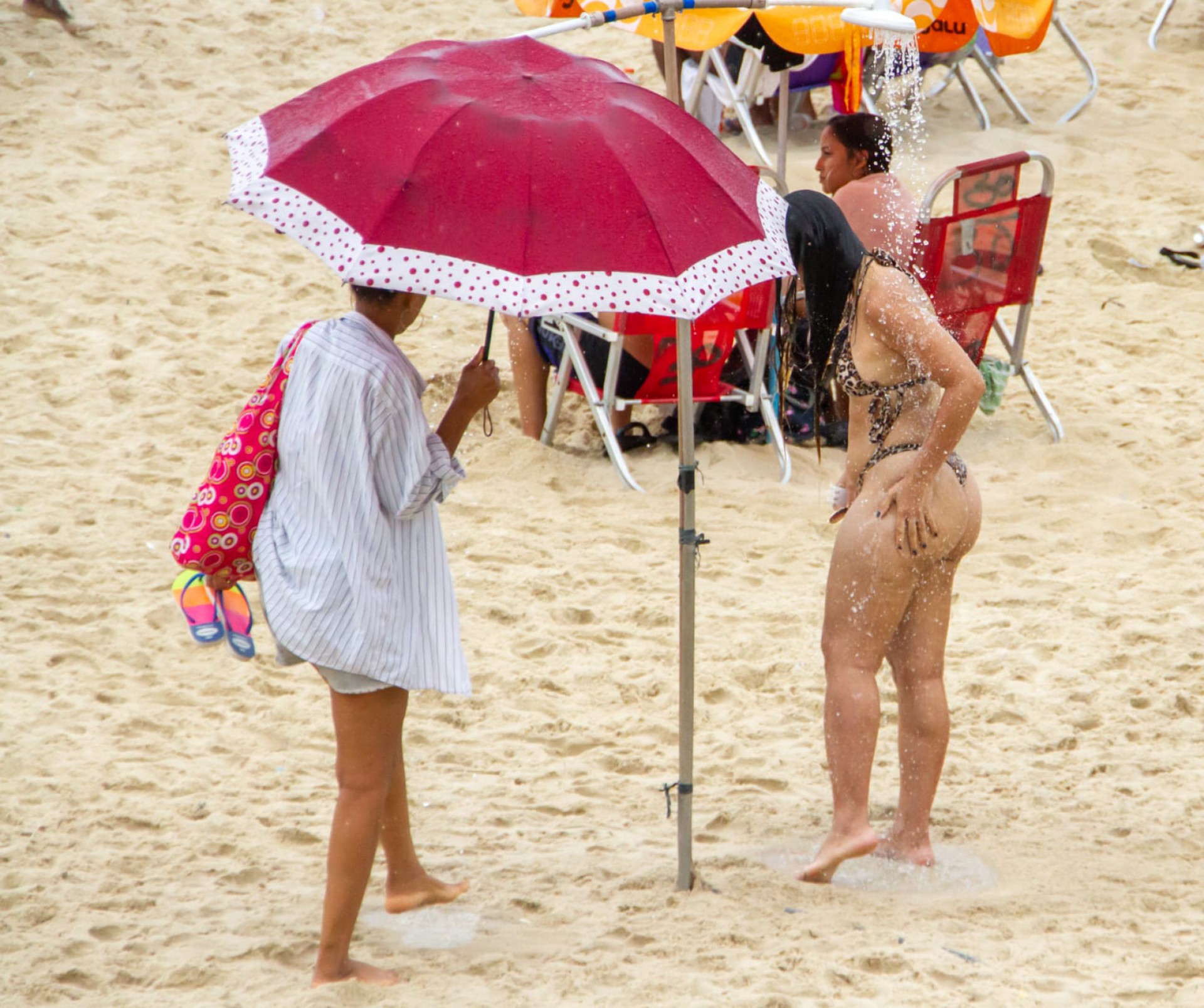 Cariocas vão a praia de guarda-chuva - Érica Martin/Agência O Dia