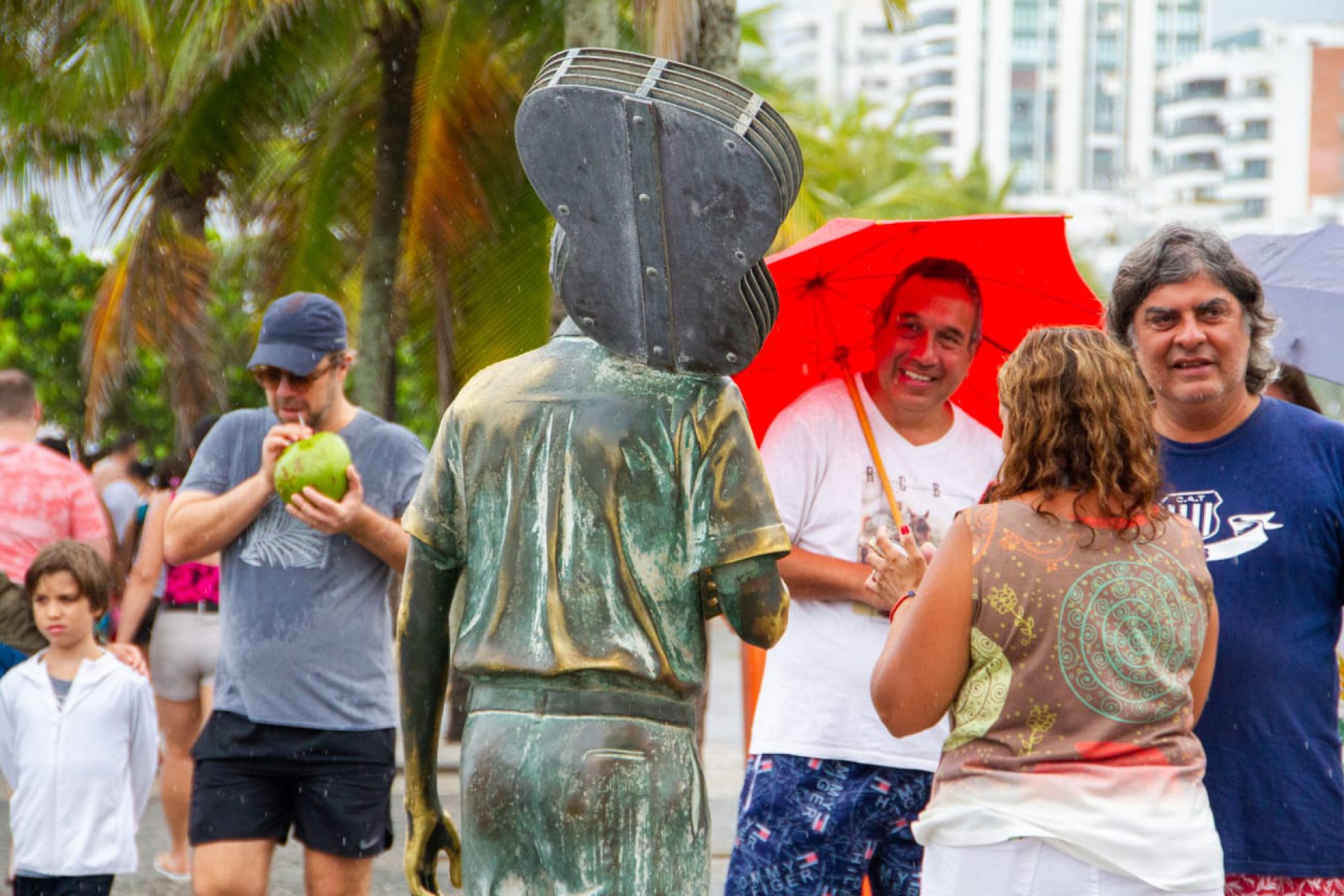 Mesmo com chuva, turistas e cariocas permanecem na praia - Érica Martin/Agência O Dia