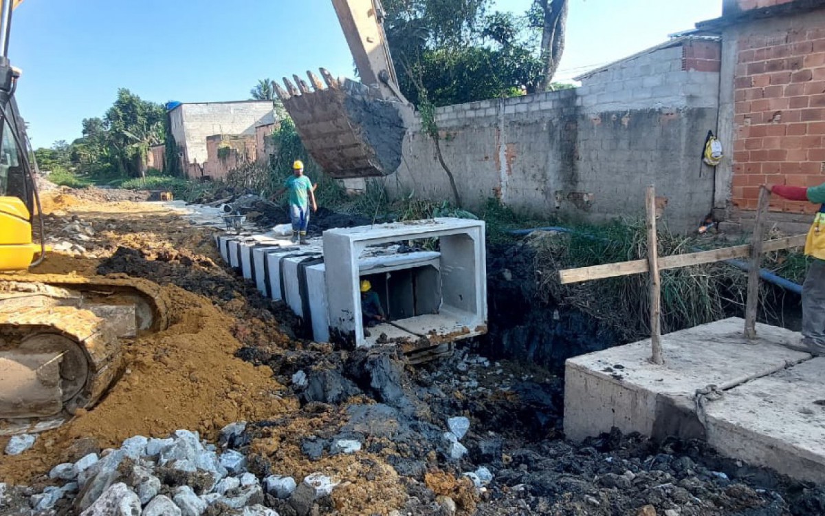 Obra de macrodrenagem em canal de Duque de Caxias