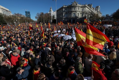 Milhares de espanhóis vão às ruas de Madri em protesto contra o governo
