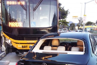 Veículo de passeio faz conversão proibida e colide com BRT no corredor Transolímpica