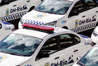 Suspeito é preso após roubar cordão de turista e tentar se esconder embaixo de caminhão