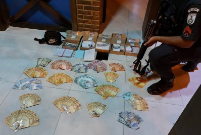 PM prende homem por dirigir carro clonado e casal colombiano por agiotagem em Petrópolis