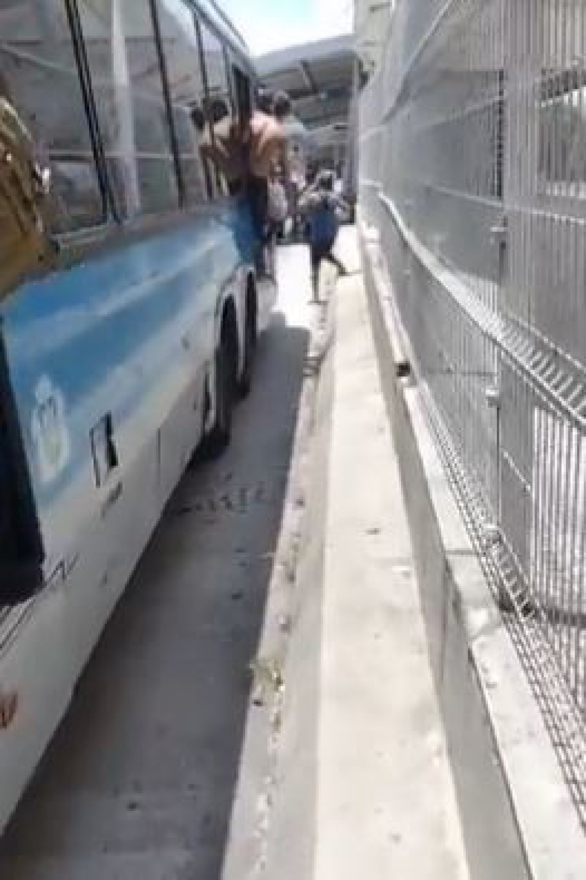 Passageiros relataram que a vítima tentou embarcar com o BRT em movimento