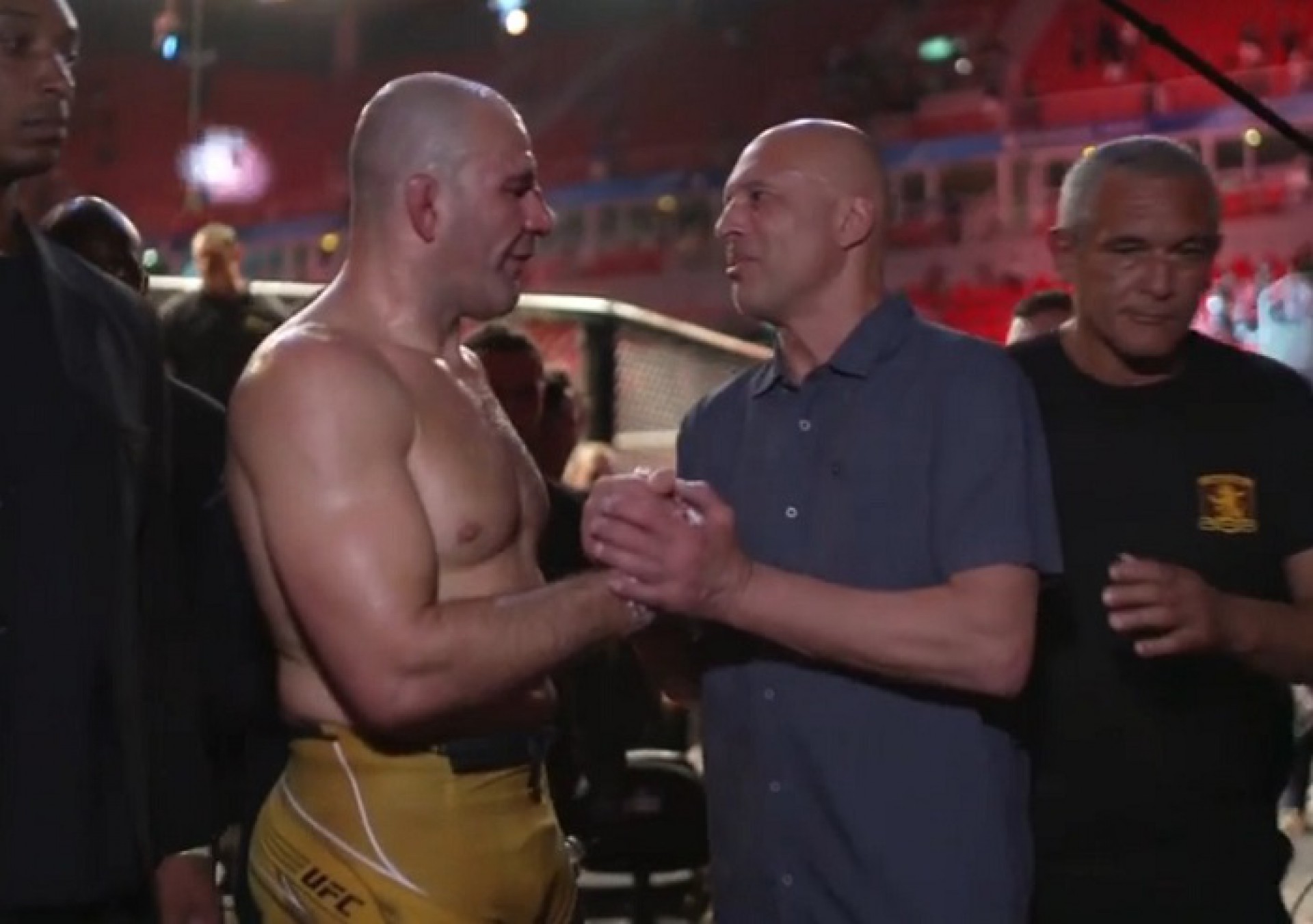 Glover recebe o carinho de Royce Gracie - (Foto: Reprodução UFC)