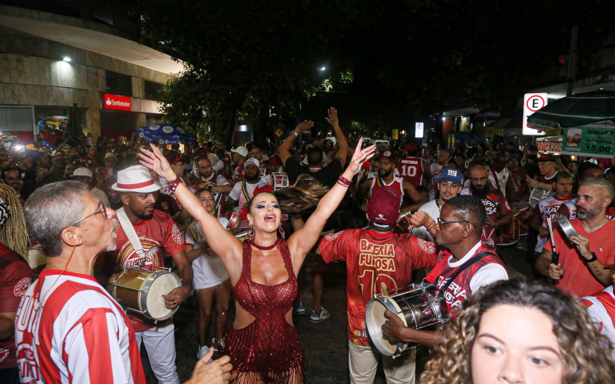 Viviane Ara&uacute;jo samba muito no ensaio do Salgueiro